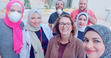 على أنغام أغنية فى يوم وليلة.. أطباء مستشفى العجمى يحتفلون بخروج متعافى من كورونا