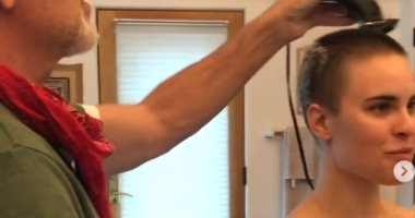 فيديو.. بروس ويليز يحلق شعر ابنته خلال تواجدها بالحجر المنزلى