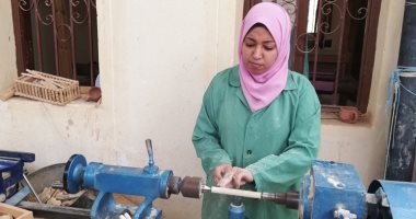 صور.. بنات الوادى الجديد يصنعن من جريد النخيل أرابيسك وديكورات وقطع فنية