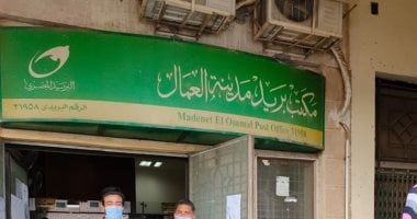 شباب يتطوعون لتنظيم صفوف أصحاب المعاشات أمام مكاتب البريد بالمحلة.. صور
