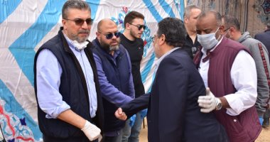 بالكمامات.. نجوم الفن يشيعون جثمان والدة المخرج معتز التونى وحماة عمرو الليثى