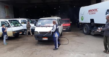 مدينة بنها تشن حملة تطهير للسيارات بالموقف العمومي للوقاية من كورونا.. صور