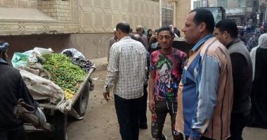 فض سوق كفر شبين في بنها لحماية المواطنين من فيروس كورونا.. صور