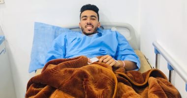 صورة .. مصطفى الزنارى يجرى جراجة الصليبى بنجاح