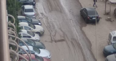 "سيبها علينا".. شكوى من تسريب مياه بشارع مصطفى النحاس بمدينة نصر 