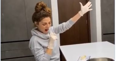 كحك العزل.. ميريام فارس بتسلى نفسها فى الحجر  بتحضير معمول العيد.. فيديو