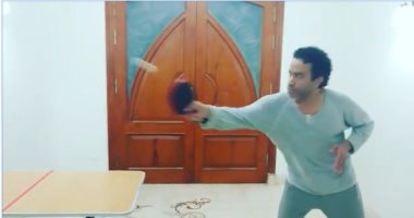 العزل وسنينه.. سامح حسين بيلعب "بينج بونج" مع الحيطة.. فيديو