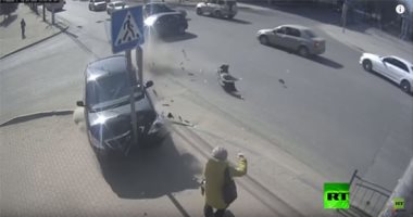 فيديو.. نجاة امرأة بأعجوبة من الموت بروسيا