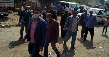 صور.. فض سوق قرية جز فى المنوفية منعا للتزاحم بسبب فيروس كورونا المستجد