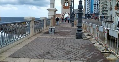 صور ..حملات مكثفة لمنع تجمعات كورنيش الإسكندرية والتحفظ على العربات المتنقلة