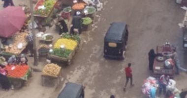امسك مخالفة.. إقامة سوق يومى بالبراجيل والزحام يسيطر على الشوارع 