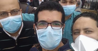 صور.. أطباء مستشفى العزل بقها يحتفلون بأنهاء عملهم بالسيلفى: عدينا بسلام