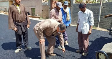 صور.. رصف طريق  "بصرة – الفتح" ضمن مبادرة حياة كريمة بأسيوط