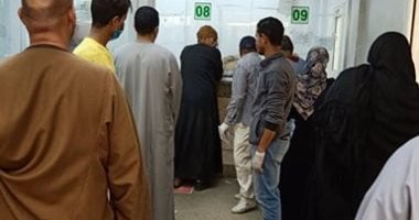 من خلال المسافات الآمنة.. مبادرة شبابية لمنع التكدس بمكتب بريد بأسيوط