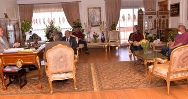 محافظ أسيوط يلتقى وفد وزارة الصحة للوقوف على جاهزية المستشفيات لمواجهة كورونا 