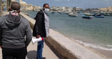 صور .. تفريق تجمعات الأهالى والصيادين بمنطقة بحرى بالإسكندرية