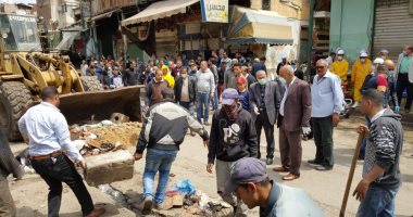 حملة لإزالة الإشغالات بمنطقة سوق الروضة بحى العرب فى بورسعيد.. صور