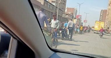 امسك مخالفة.. حسن يلتقط من سيارته صورة لتكدس المواطنين فى شارع بورسعيد