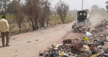 حملات نظافة ورفع الأتربة من تطهير الترع بطريق القفاص بقرية القرايا فى الأقصر