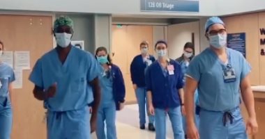 دكتور تيك توك.. طبيب يدخل الابتسامة فى قلوب مرضى "كورونا" برقصات مبهحة