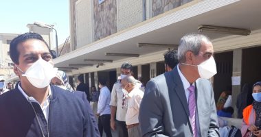 نائب محافظ قنا يتابع أعمال تعقيم وتطهير المنشآت العامة