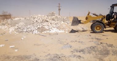إزالة تعديات على أراضى أملاك الدولة شمال مدينة الخارجة بالوادى الجديد
