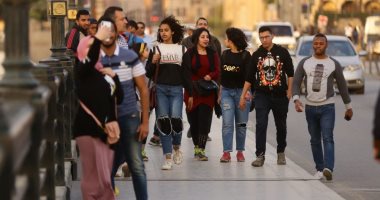 سيلفى وكمامة وجوانتى.. كيف يستمتع المواطنون بالحياة قبل دقائق من حظر التجوال
