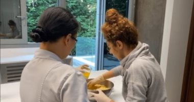 "ست بيت" فى العزل.. ميريام فارس تصنع كحك ومعمول العيد بنفسها.. صور
