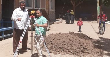 صور.. قيادات مدينة إسنا والعمد والمشايخ يتابعون بدء العمل بمشروع الصرف الصحى بالنمسا