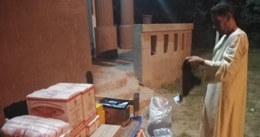 صور.. سويسرى يعيش بالأقصر يوزع أكياس سلع غذائية على 60 أسرة