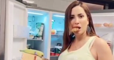 على ألحان عبد الباسط حمودة.. نسرين طافش تفرغ محتويات الثلاجة في فيديو جديد