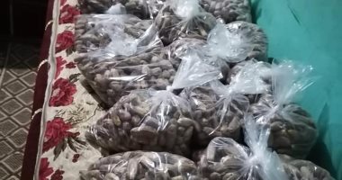 صور.. أهالى قرية بالأقصر يتبرعون بـ150 شنطة سلع لدعم العمالة غير المنتظمة