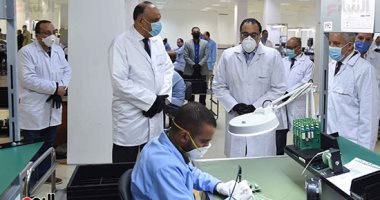 رئيس الوزراء يتابع الإجراءات الوقائية بالمصانع بجولة فى مصنع لإنتاج عدادات الكهرباء والمياه مسبقة الدفع والذكية بالعاشر من رمضان.. مدبولى للعمال: "ربنا يوفقكم مصر محتاجة لكل إيد بتشتغل وبتنتج ولا تتوقف"