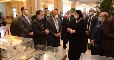 فيديو.. وزيرة الصناعة تتفقد معرض العربية للتصنيع "بالكمامة"