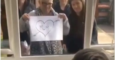 كورونا لم يفرقهما.. سيدة تتواصل مع أمها المسنة عبر الزجاج لتجنب الإصابة.. فيديو