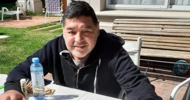 سمك على بيتزا.. شاهد كيف يقضى مارادونا فترة العزل المنزلى؟ "صور"