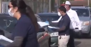 شباب يصطفون فى شوارع ميامى الأمريكية للمطالبة بمساعدة العاطلين بسبب كورونا