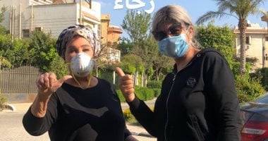 بالكمامة الطبية.. بوسي شلبي ورجاء الجداوي يلتزمون بتعليمات الوقاية.. صور