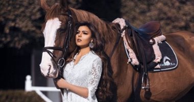ناهد السباعى والحصان.. جلسة تصوير جديدة من العزل الصحى المنزلى.. صور