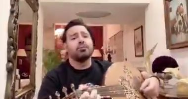 عاصى الحلانى يعزف على العود ويغنى "وأنى مارق مريت".. وهذه رسالته لجمهوره