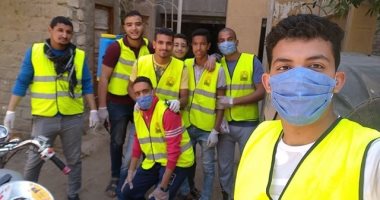 حملة شبابية لتعقيم المنشآت بقرية الحلافى فى سوهاج.. صور