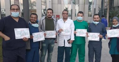 الطاقم الطبى بمستشفى الحجر بالإسماعيلية يعلق على رفض دفن زميلتهم فى الدقهلية.. مدير العناية: نتعرض للخطر من أجلكم فهل يكون هذا جزاءنا؟.. ويؤكد: جثامين المصابين آمنة.. والفيروس وحش من ورق يتلفه الماء والصابون