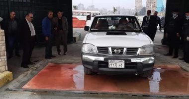 صور.. تعقيم السيارات قبل دخولها مبنى وزارة الرى 