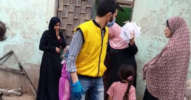 مبادرة شبابية لمساعدة أسر العمالة غير المنتظمة بقرية سلامون بالمنوفية