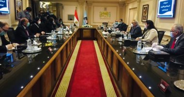 لقاء بين وزيرة الصناعة ورئيس العربية للتصنيع "تباعد المسافات والكمامات".. صور