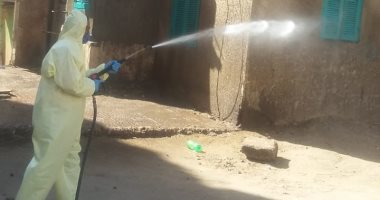 صور. رئاسة حي وسط الأقصر تواصل رش وتعقيم الشوارع وتطهير الحاويات