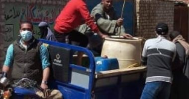 لمواجهة فيروس كورونا.. شباب قرية المعصرة ببنى سويف يعقمون الشوارع والمنازل