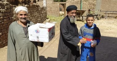 صور.. كاهن بالأقصر يحتفل بأحد الشعانين ويوزع زيت "مسحة المرضى" على المنازل