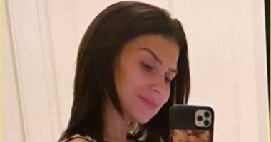  شاهد..هيلاريا بالدوين تستعرض ملامح حملها الخامس بـ SELFIE MIRROR  