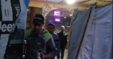 محافظة الجيزة تشمع مقهى يعمل بالمخالفة لإجراءات مكافحة كورونا.. صور وفيديو